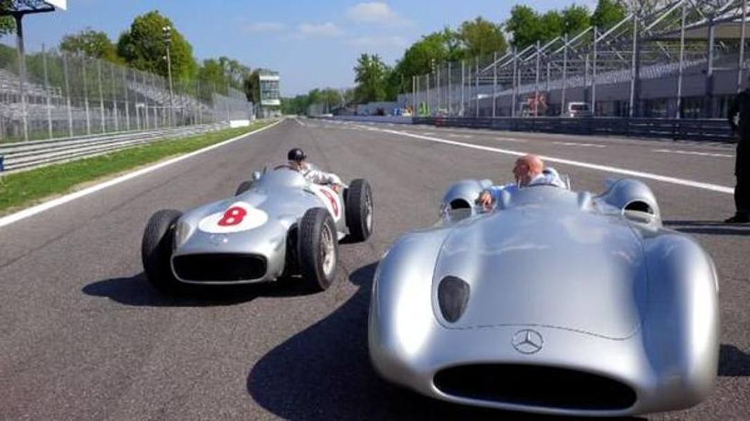 Brillano le Stelle Mercedes a Monza: si sono ritrovati sulla pista brianzola Lewis Hamilton, qui sulla vettura con cui Fangio vinse il mondiale nel 1955, e Stirling Moss. Tempi diversi, ma identiche emozioni: i campioni del volante non invecchiano mai